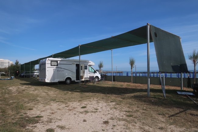 Camper parcheggiato sotto al coperto.