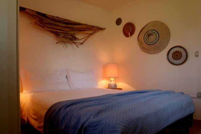 Letto con decorazioni in legno e arte murale.