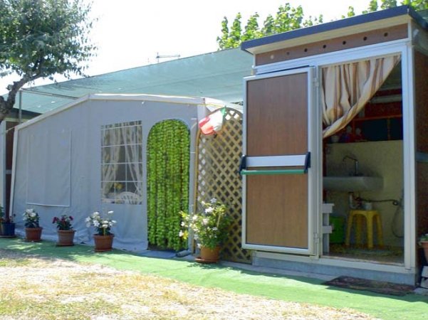 Una tenda da campeggio con fiori in vaso.