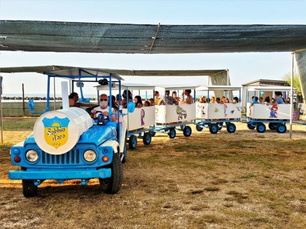 Un trenino blu con passeggeri.