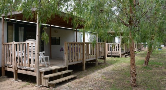 Bungalow di legno tra gli alberi.