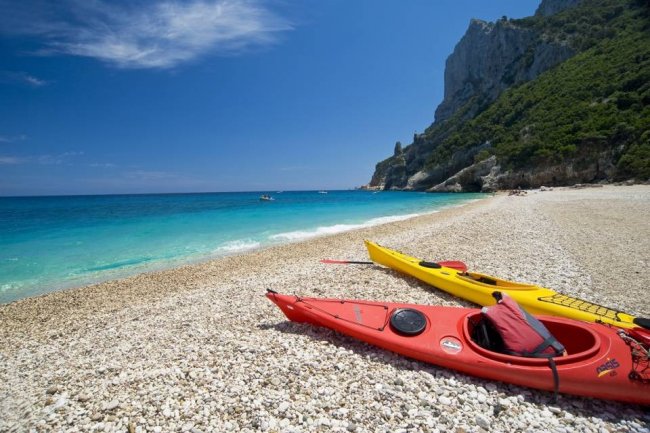 Due kayak sulla spiaggia di ciottoli.