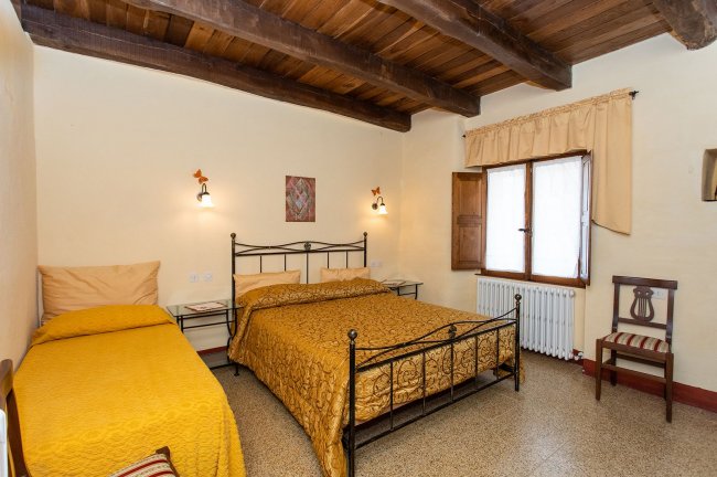 Camera da letto con letto matrimoniale e singolo.