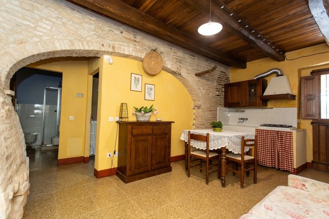 Cucina rustica con arco in muratura.