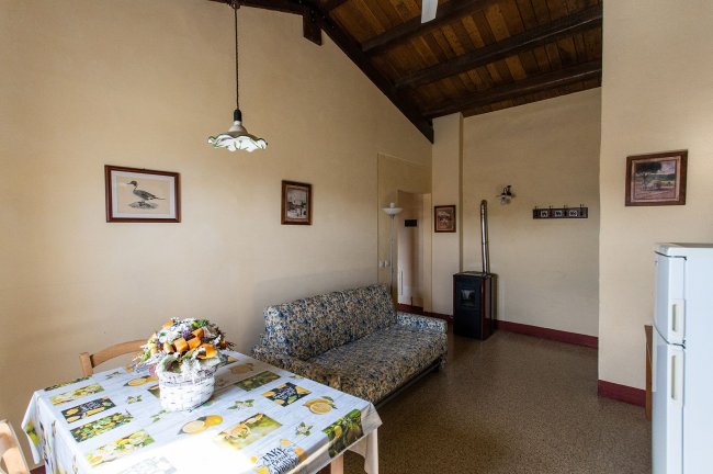 Soggiorno con tavolo decorato e divano fiorito.