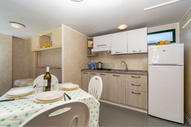 Cucina semplice con tavolo apparecchiato.