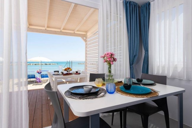 Tavola all'interno di una veranda con vista mare.