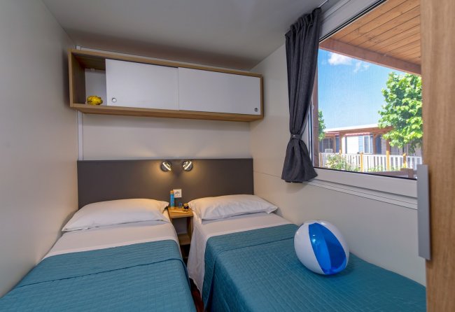 Due letti singoli in una stanza.