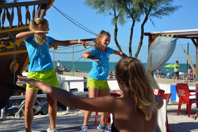 Due ragazze su un palco che danzano.