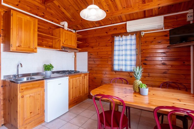 Cucina rustica in legno con tavolo da pranzo.