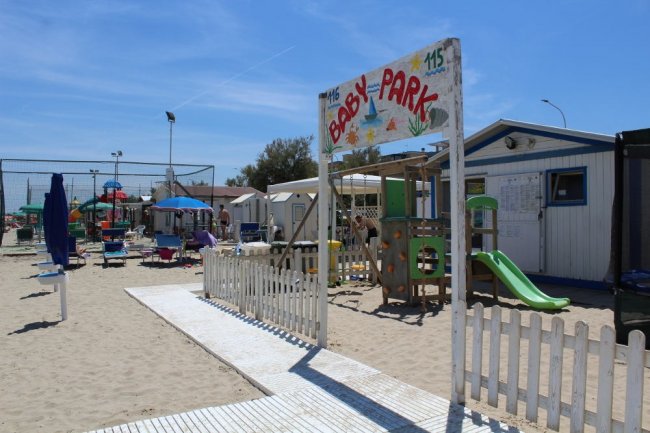 Un parco giochi per bambini su una spiaggia sabbiosa.