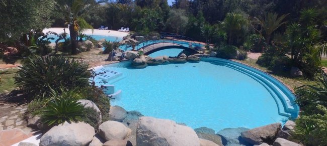 Piscina con ponte e gradini.