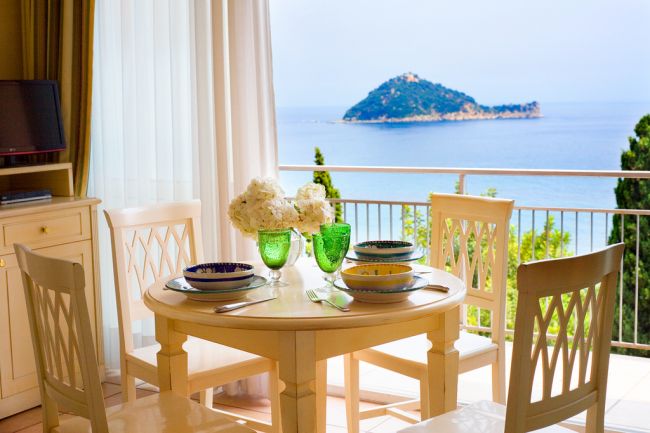 Tavolo apparecchiato con vista sull'isola.