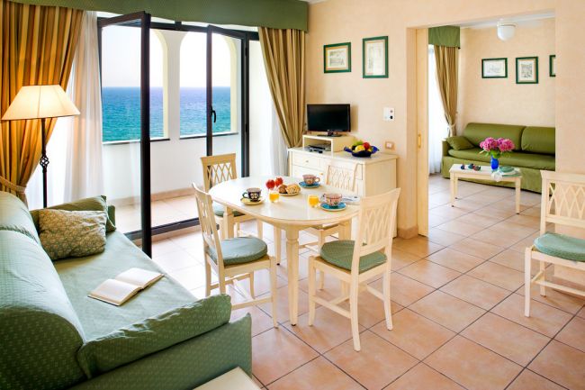 Salotto e sala da pranzo con balcone vista mare.