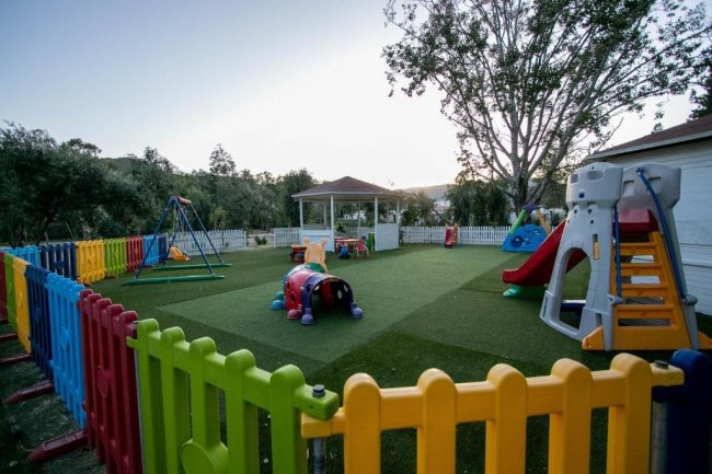 Area giochi per bambini recintata.