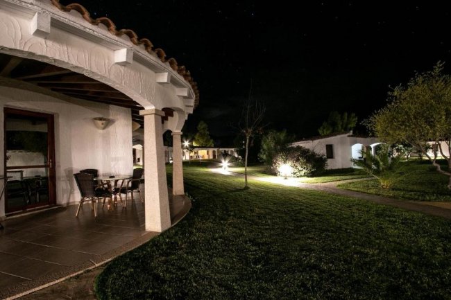 Portico illuminato di notte.