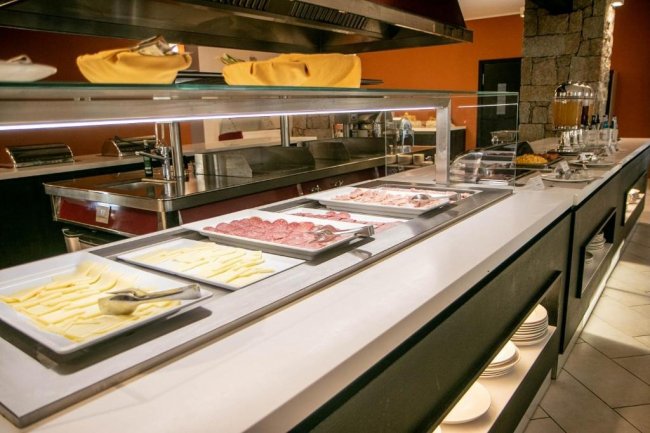 Buffet con affettati e formaggi.