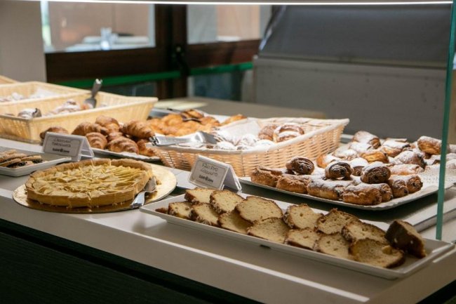 Buffet di dolci assortiti su un tavolo.