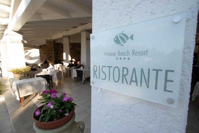 Insegna del ristorante Limone Beach Resort.