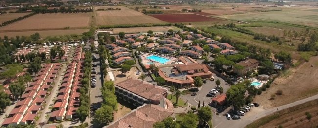 Complesso residenziale con piscina dall'alto.