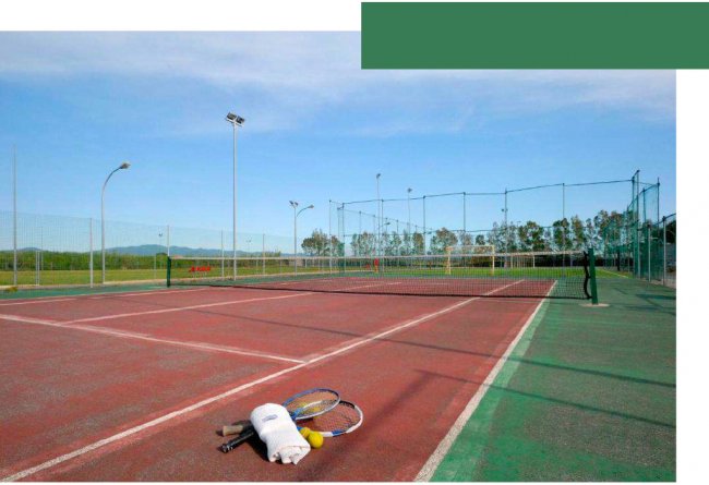 Campo da tennis vuoto con racchette e palline.