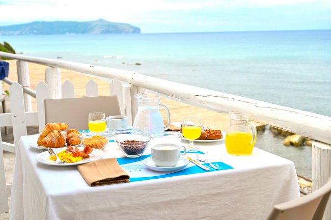 Colazione all'aperto con vista sul mare.