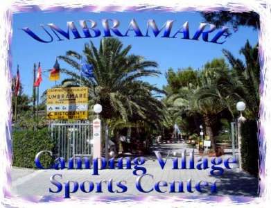 Ingresso di un camping con palme e insegna 