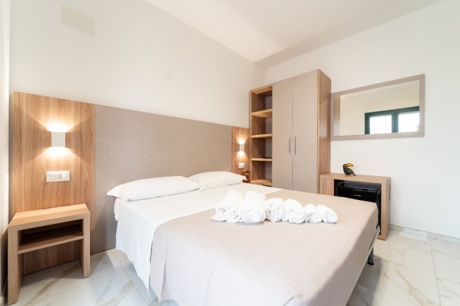 Camera da letto con letto matrimoniale.