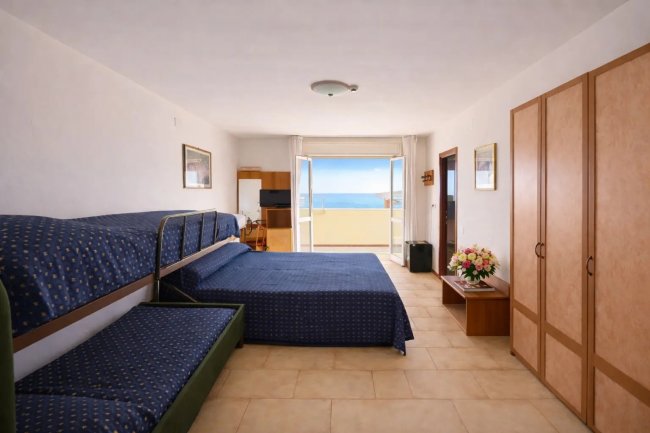 Camera con letto matrimoniale e vista mare.