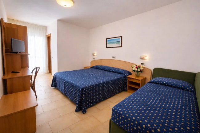 Camera con letto matrimoniale e singolo.