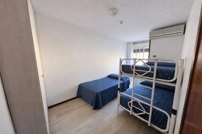 Camera con letto singolo e letti a castello.