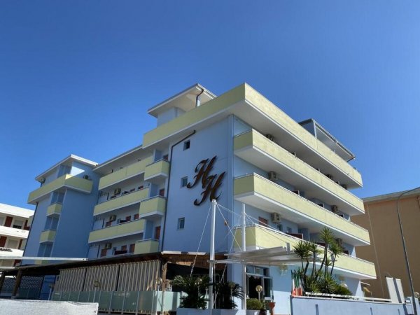 Edificio a più piani sotto cielo blu.