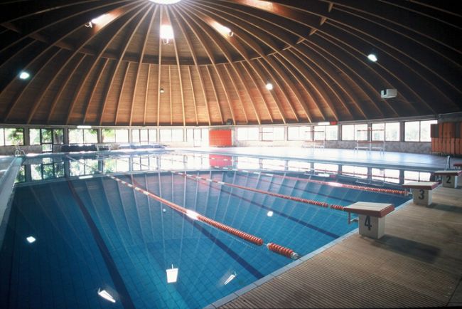 Piscina coperta con soffitto a cupola.