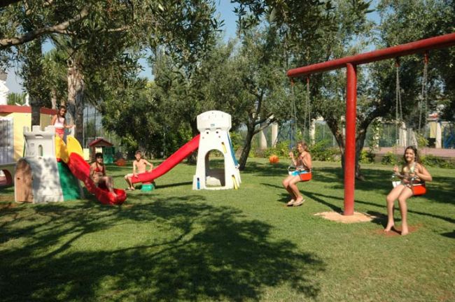 Un parco giochi con scivoli e altalene.