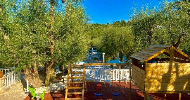 Parco giochi tra gli ulivi.