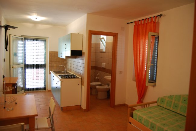 Cucina e bagno in open space.