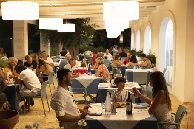 Ristorante affollato con persone a tavola.