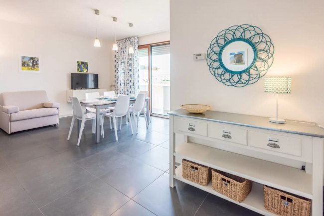 Soggiorno moderno con tavolo da pranzo e credenza.