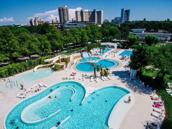 Un parco acquatico con piscine e scivoli.