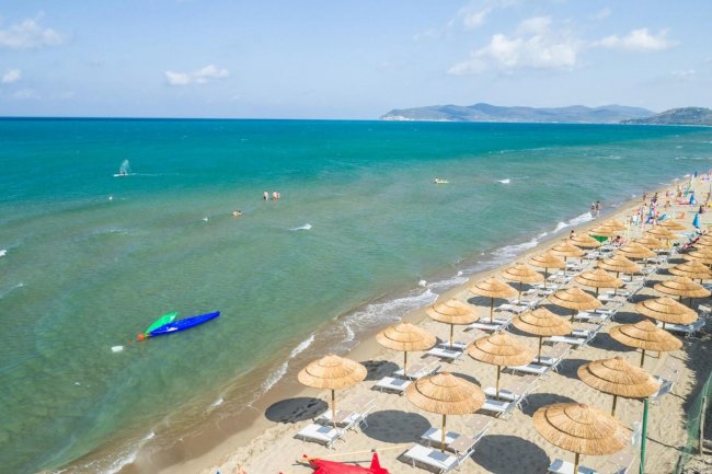Spiaggia con ombrelloni e mare turchese.