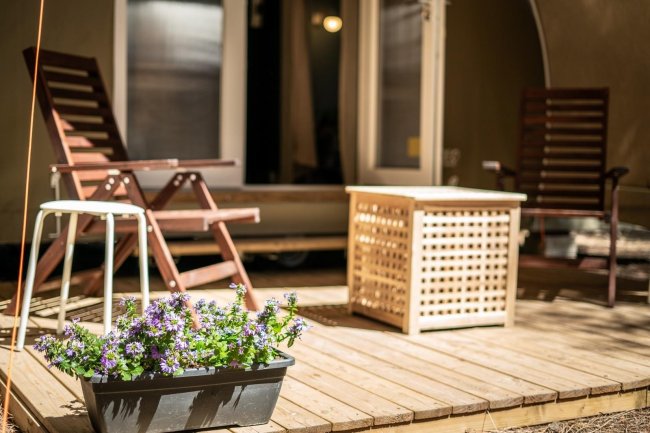 Terrazza con sedie, tavolino e fiori.