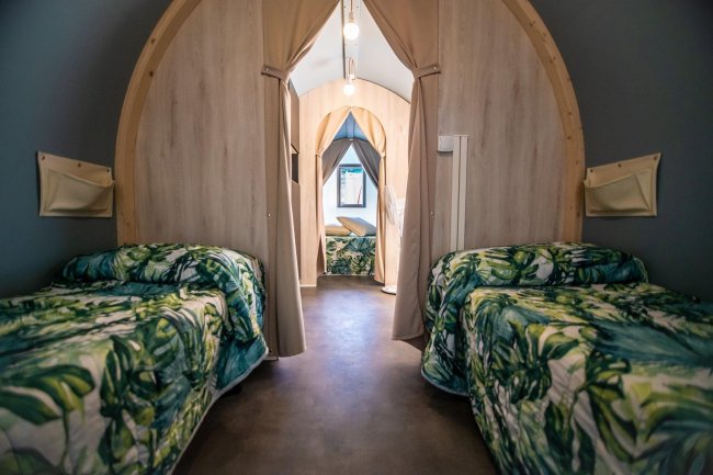 Camera con due letti singoli, tende a separare.