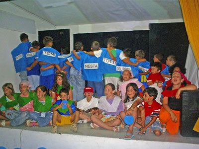 Bambini in costume su un palco.