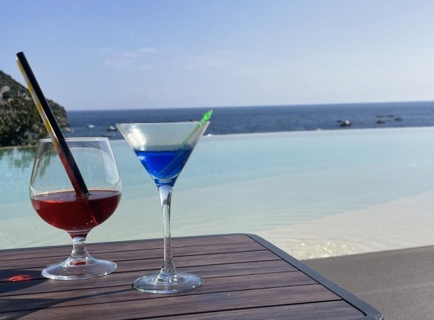 Due cocktail su un tavolo con vista sul mare.