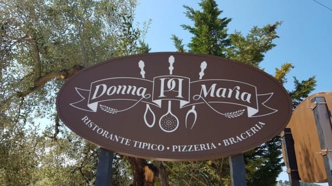 Insegna di un ristorante in legno.