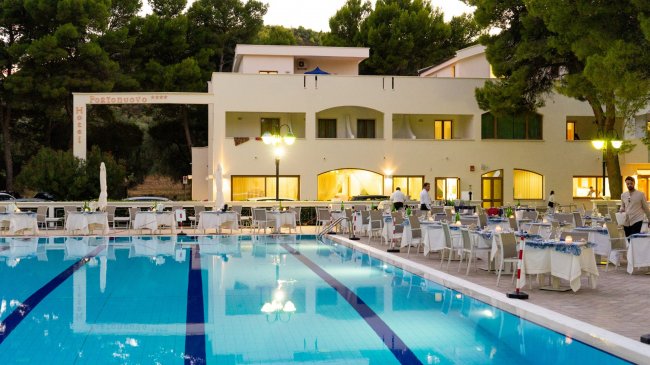 Piscina e ristorante all'aperto di un hotel.