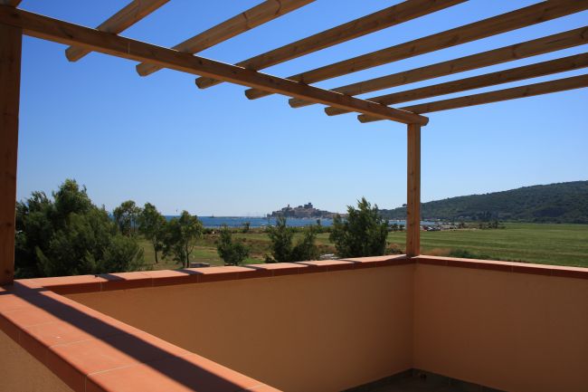 Terrazza con pergolato in legno vista mare e colline.