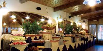 Un buffet elegante in una sala con soffitto in legno e lampade pendenti.