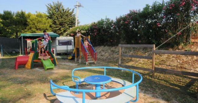 Area giochi per bambini con scivoli colorati.