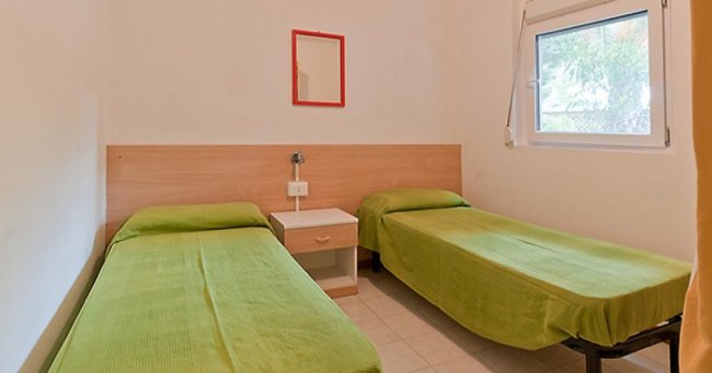 Camera con due letti singoli e finestra.
